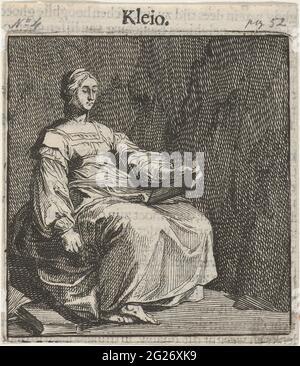 Clio; Kleio. Die sitzende clio, die Muse der Geschichte, hält einen Schreibtisch und ein Tintenfass in ihrer linken Hand, in ihrer rechten Hand. Links zu ihren Füßen buchen. Buchillustration für ein Buch, in dem die verschiedenen Musen zum Sprechen kommen. Stockfoto