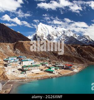 Gokyo See oder Dudh Pokhari Tso und Dorf, Ngozumba Gletscher, Arakam tse Gipfel und chola tse von Gokyo Ri - Trek zum Cho Oyu Basislager, Khumbu Tal, Stockfoto