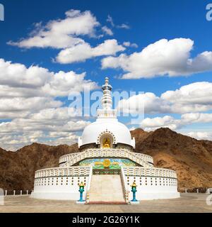 Blick auf die Hohen Shanti Stupa mit schönen Himmel, der große Stupa in Leh und eine aus den besten buddhistischen Stupas - Jammu und Kaschmir - Ladakh - Indien Stockfoto