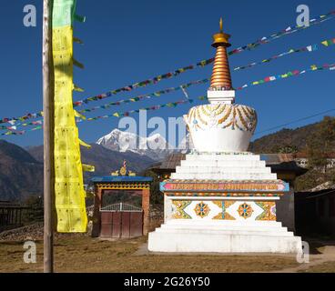 Blick auf Stupa, Pagode oder Chorten und Gebetsfahnen. Kloster in Sallery Dorf, Nepal Himalaya Berge Stockfoto