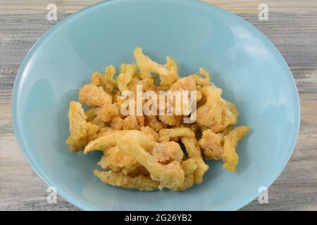 Weißer Cheddar-Blumenkohlbärsnack in blauer Schleife auf dem Tisch Stockfoto