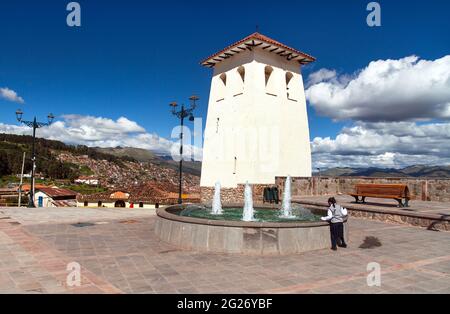 Weißer Turm am Aussichtspunkt Cusco oder Cuzco, Peru Stockfoto