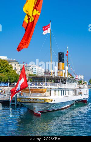 Das Tretboot La Suisse am Genfer See liegt an einem Dock an der Genfer Uferpromenade in der Schweiz Stockfoto