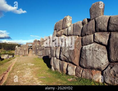 Blick auf Sacsayhuaman, Inka Ruinen in Cusco oder Cuzco Stadt, Peru Stockfoto