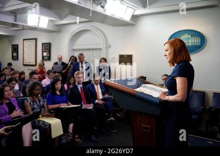 (210608) -- WASHINGTON, 8. Juni 2021 (Xinhua) -- der Pressesekretär des Weißen Hauses, Jen Psaki (1. R), spricht während einer Pressekonferenz im Weißen Haus in Washington, DC, USA, am 8. Juni 2021. Während die Vereinigten Staaten ihr inländisches Impfprogramm weiter vorantreiben, fühlen sich die Amerikaner im Ausland, die US-Steuern zahlen müssen, von ihrer eigenen Regierung zurückgelassen, berichtete die Washington Post am Montag. „Wir haben in der Vergangenheit keine private Gesundheitsfürsorge für die im Ausland lebenden Amerikaner erbracht, so dass dies unsere Politik bleibt“, wurde die Presseministerin des Weißen Hauses, Jen Psaki, in zitiert Stockfoto