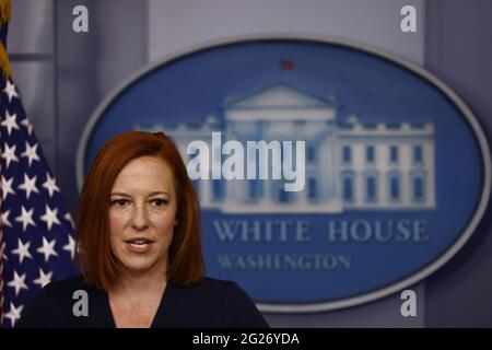 (210608) -- WASHINGTON, 8. Juni 2021 (Xinhua) -- der Pressesekretär des Weißen Hauses, Jen Psaki, spricht während einer Pressekonferenz im Weißen Haus in Washington, DC, USA, am 8. Juni 2021. Während die Vereinigten Staaten ihr inländisches Impfprogramm weiter vorantreiben, fühlen sich die Amerikaner im Ausland, die US-Steuern zahlen müssen, von ihrer eigenen Regierung zurückgelassen, berichtete die Washington Post am Montag. „Wir haben in der Vergangenheit keine private Gesundheitsfürsorge für die im Ausland lebenden Amerikaner erbracht, so dass dies unsere Politik bleibt“, wurde die Presseministerin des Weißen Hauses, Jen Psaki, in der Repo zitiert Stockfoto