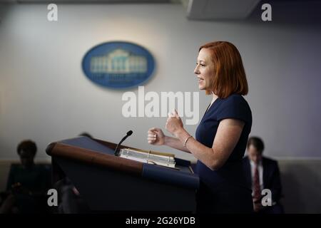 (210608) -- WASHINGTON, 8. Juni 2021 (Xinhua) -- der Pressesekretär des Weißen Hauses, Jen Psaki (Front), spricht während einer Pressekonferenz im Weißen Haus in Washington, DC, USA, am 8. Juni 2021. Während die Vereinigten Staaten ihr inländisches Impfprogramm weiter vorantreiben, fühlen sich die Amerikaner im Ausland, die US-Steuern zahlen müssen, von ihrer eigenen Regierung zurückgelassen, berichtete die Washington Post am Montag. „Wir haben in der Vergangenheit keine private Gesundheitsfürsorge für die im Ausland lebenden Amerikaner erbracht, so dass dies unsere Politik bleibt“, wurde die Presseministerin des Weißen Hauses, Jen Psaki, in zitiert Stockfoto