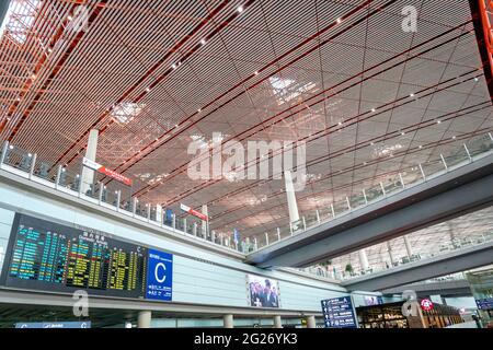 Peking, China - 2017. Oktober: Terminal am internationalen Flughafen Beijing Capital in China. Stockfoto