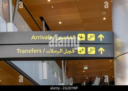 Schild für die Ankunft am Flughafen und Transferschild - Schild mit Informationen zur Ankunft des internationalen Fluges am Flughafen in englischer und arabischer Sprache Stockfoto