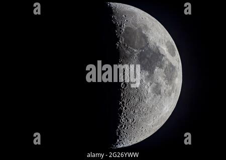 6.5-Tage-Mond mit Lunar X- und V-Formationen auf dem Terminator. Stockfoto