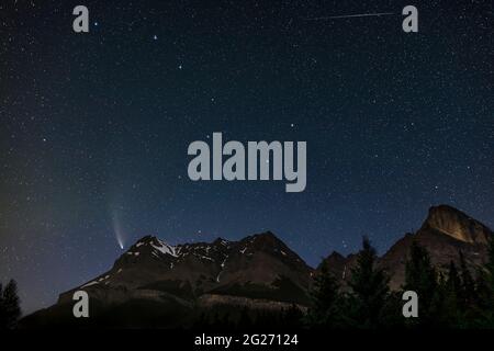 Der Komet NEOWISE und Ursa Major über Mount Wilson, Alberta, Kanada. Stockfoto