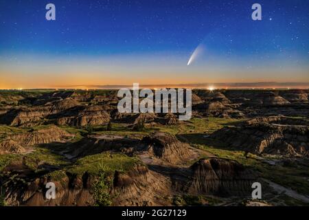 Komet NEOWISE über dem Horseshoe Canyon in der Nähe von Drumheller, Alberta, Kanada. Stockfoto