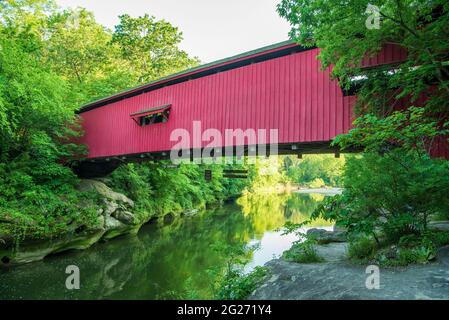 Die Narrows Covered Bridge kreuzt den Sugar Creek am östlichen Rand des Turkey Run State Park in Parke County, Indiana, und ist ein einspäniger Burr Arch T Stockfoto