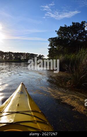 Cape Hatteras National Seashore von einem Kajak aus auf dem Roanoke Sound am Outer Banks von North Carolina. Stockfoto