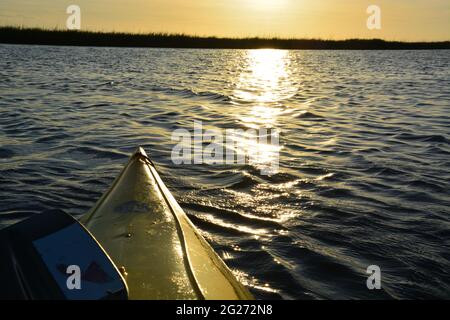 Sonnenuntergang von einem Kajak im Roanoke Sound am Outer Banks von North Carolina. Stockfoto