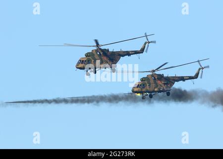 MIL Mi-8AMTSH Militärhubschrauber der russischen Luftwaffe feuern Raketen. Stockfoto