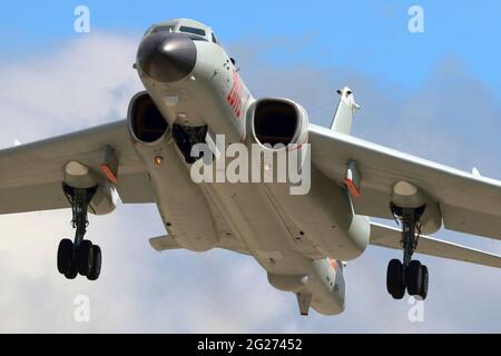 H-6K strategischer Bomber der Luftwaffe der chinesischen Volksbefreiungsarmee beim Start. Stockfoto