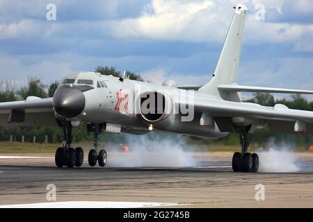 H-6K strategischer Bomber der Landung der chinesischen Luftstreitkräfte der Volksbefreiungsarmee. Stockfoto