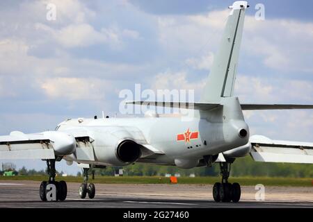 H-6K strategischer Bomber der chinesischen Luftwaffe der Volksbefreiungsarmee auf der Landebahn. Stockfoto