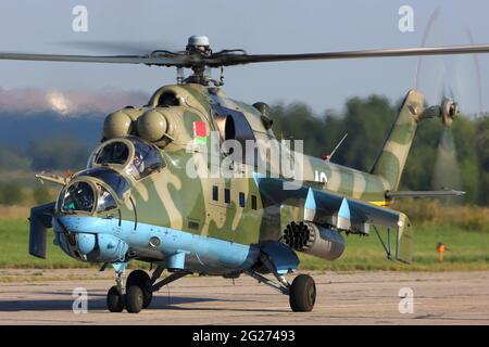 MIL Mi-24V greift Hubschrauber der Luftwaffe Weißrussland während der Übung Aviadarts 2018 an. Stockfoto