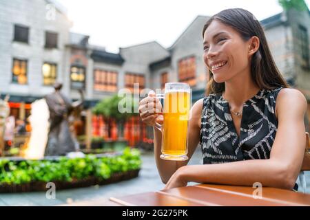 Menschen im Stadtleben. Im Sommer trinkt eine junge asiatische Stadtfrau ein Bier in einem Pub im Freien auf der Außenterrasse. Shanghai modernes Leben auf berühmt Stockfoto