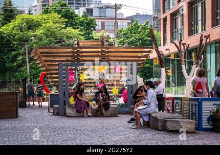 TORONTO, KANADA - 06 05 2021: Die Torontonier genießen sonniges Wetter und fühlen sich in der Innenstadt der größten kandianischen Stadt wie zu Hause Stockfoto