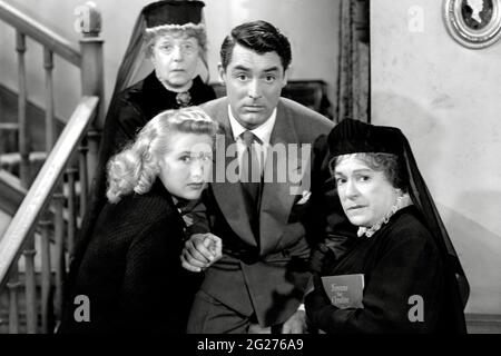 Cary Grant, Priscilla Lane, 'Arsenic and Old Lace' (1944) Warner Bros. / Aktenzeichen # 34145-108THA Stockfoto