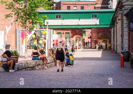 TORONTO, KANADA - 06 05 2021: Die Torontonier genießen sonniges Wetter und heben den Aufenthalt zu Hause Ordnung im historischen Viertel von Toronto Stockfoto