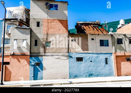 Außenwände prekärer Wohngebäude in Buenos Aires, Argentinien, mit verschiedenen Farben bemalt. Horizontale Ansicht Stockfoto