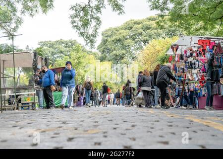 Buenos Aires, Argentinien, 1. Juni 2021. Öffentliche Messe für den Verkauf von Neu- und Gebrauchtwaren auf der Straße am Wochenende. Konzept Wirtschaft, Krise, Arbeit. Stockfoto