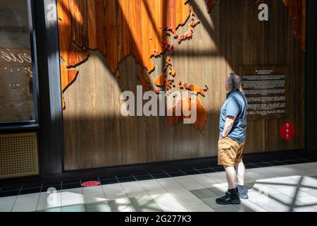 Ein Kunde schaut sich eine globale Standortkarte von DIN Tai Fung an, einem gehobenen chinesischen Restaurant mit Ursprung in Taiwan, das auf Suppen ... Stockfoto