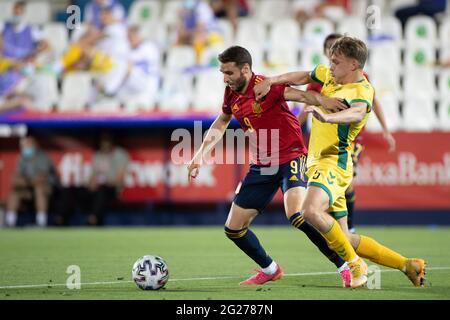 Leganes, Spanien. Juni 2021. Der Spanier Abel Ruiz steht bei seinem Freundschaftsspiel am 8. Juni 2021 in Leganes, Spanien, mit dem litauischen Markas Beneta in Verbindung. Quelle: Meng Dingbo/Xinhua/Alamy Live News Stockfoto