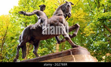 USA; BOSTON, MASSACHUSETTS; PAUL REVERE-STATUE; AUF DEM BOSTON'S FREEDOM TRAIL; NORTH END; PAUL REVERE MALL PARK Stockfoto