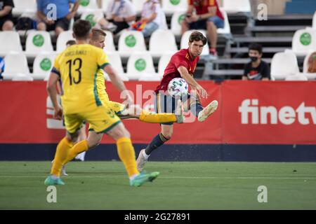 Leganes, Spanien. Juni 2021. Der spanische Juan Miranda (R) dreht während eines Freundschaftsspiel zwischen Spanien und Litauen am 8. Juni 2021 in Leganes, Spanien. Quelle: Meng Dingbo/Xinhua/Alamy Live News Stockfoto