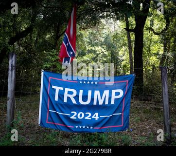 Brooksville, Florida, USA. Juni 2021. Eine Flagge, die die Kampagne des ehemaligen Präsidenten Donald TrumpÃs zur Rückkehr zum Oval Office im Jahr 2024 unterstützt, wird entlang einer Landstraße in Zentral-Florida gezeigt. Quelle: Robin Rayne/ZUMA Wire/Alamy Live News Stockfoto