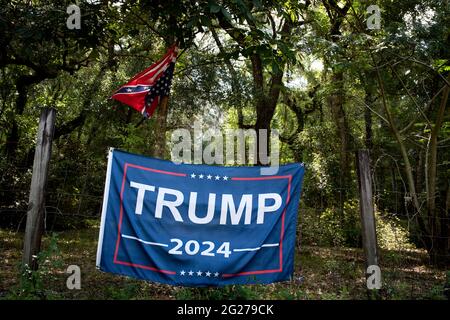 Brooksville, Florida, USA. Juni 2021. Eine Flagge, die die Kampagne des ehemaligen Präsidenten Donald TrumpÃs zur Rückkehr zum Oval Office im Jahr 2024 unterstützt, wird entlang einer Landstraße in Zentral-Florida gezeigt. Quelle: Robin Rayne/ZUMA Wire/Alamy Live News Stockfoto