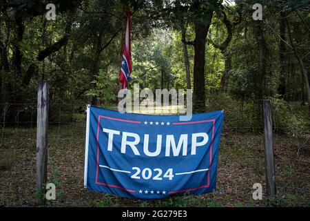 Brooksville, Florida, USA. Juni 2021. Eine Flagge, die die Kampagne des ehemaligen Präsidenten Donald TrumpÃs zur Rückkehr zum Oval Office im Jahr 2024 unterstützt, wird entlang einer Landstraße in Zentral-Florida gezeigt. Quelle: Robin Rayne/ZUMA Wire/Alamy Live News Stockfoto