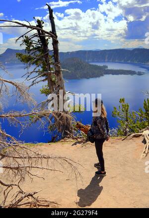 USA NATIONALPARKS; CRATER LAKE, OREGON; TIEFSTER SEE IN DEN USA; WIZARD ISLAND (MODEL RELEASE) Stockfoto