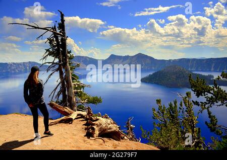 USA NATIONALPARKS; CRATER LAKE, OREGON; TIEFSTER SEE IN DEN USA; WIZARD ISLAND (MODEL RELEASE) Stockfoto