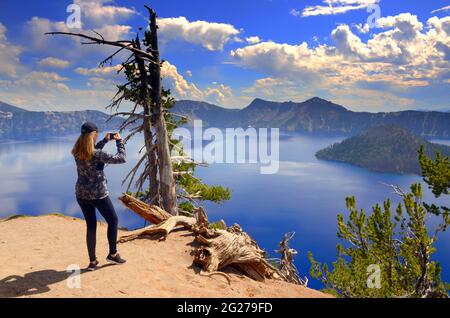 USA NATIONALPARKS; CRATER LAKE, OREGON; TIEFSTER SEE IN DEN USA; WIZARD ISLAND (MODEL RELEASE) Stockfoto