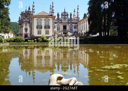 Mateus Palace, barockes Herrenhaus aus dem 18. Jahrhundert und berühmtes Weingut, Blick über den Teich, Vila Real, Portugal Stockfoto