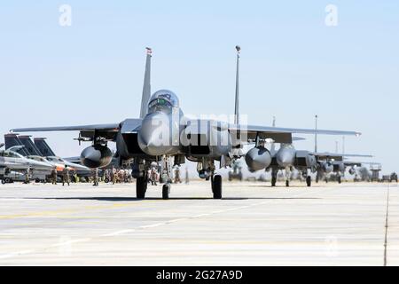 Die US-Luftwaffe F-15E trifft Eagle auf die Rampe des Luftwaffenstützpunktes Konya in der Türkei. Stockfoto