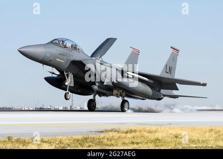 US Air Force F-15E Strike Eagle landet auf der Landebahn in Konya, Türkei. Stockfoto