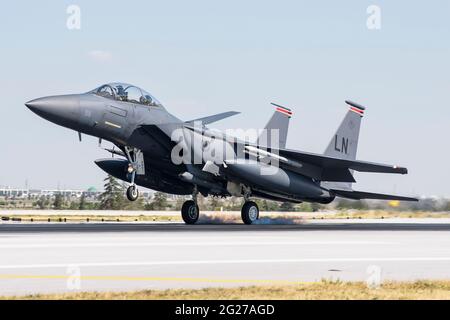 US Air Force F-15E Strike Eagle landet auf der Landebahn in Konya, Türkei. Stockfoto