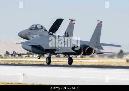 Die United States Air Force F-15E Strike Eagle fliegt vom Konya Air Base ab. Stockfoto