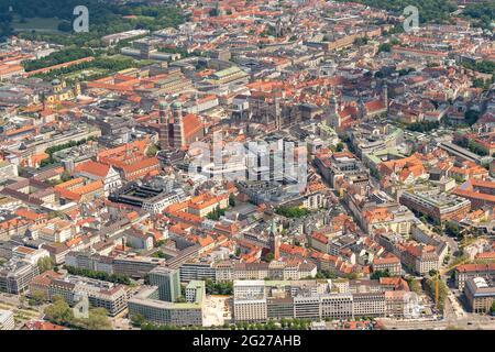 München, Deutschland. Juni 2021. Die Münchner Innenstadt mit der Frauenkirche im Zentrum (aus einem Sportflugzeug). In München finden drei Gruppenspiele und ein Viertelfinalspiel der Fußball-Europameisterschaft statt. Die Europameisterschaft beginnt am 11. Juni. Kredit: Peter Kneffel/dpa/Alamy Live Nachrichten Stockfoto