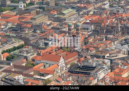 München, Deutschland. Juni 2021. Die Münchner Innenstadt mit der Frauenkirche im Zentrum (aus einem Sportflugzeug). In München finden drei Gruppenspiele und ein Viertelfinalspiel der Fußball-Europameisterschaft statt. Die Europameisterschaft beginnt am 11. Juni. Kredit: Peter Kneffel/dpa/Alamy Live Nachrichten Stockfoto