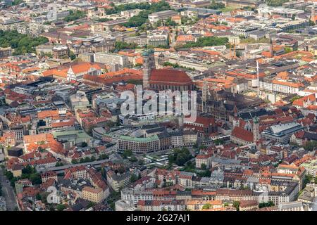 München, Deutschland. Juni 2021. Die Münchner Innenstadt mit der Frauenkirche im Zentrum (aus einem Sportflugzeug). In München finden drei Gruppenspiele und ein Viertelfinalspiel der Fußball-Europameisterschaft statt. Die Europameisterschaft beginnt am 11. Juni. Kredit: Peter Kneffel/dpa/Alamy Live Nachrichten Stockfoto