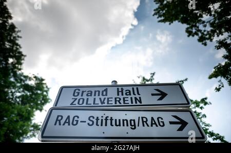 Essen, Deutschland. Juni 2021. Ein Schild mit der Aufschrift "die "-Stiftung/die". Der Hauptsitz der Stiftung befindet sich auf dem Gelände der Kolonie Zollverein in Essne und ist für die Finanzierung der Folgekosten des Kohlebergbaus im Ruhrgebiet und in der Saarregion zuständig. Die Jahrespressekonferenz findet am 9. Juni statt. Quelle: Fabian Strauch/dpa/Alamy Live News Stockfoto