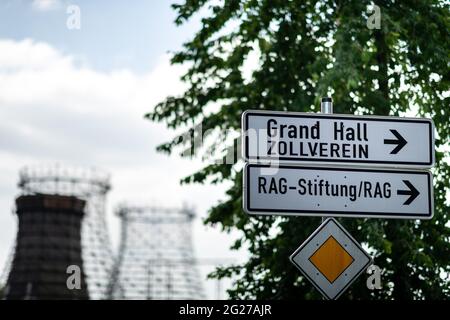 Essen, Deutschland. Juni 2021. Auf einem Schild steht die "Rager-Stiftung/Rag.im Hintergrund sind Gebäude der Zeche Zollverein zu sehen. Der Hauptsitz der Stiftung befindet sich auf dem Gelände der Kolonie Zollverein in Essne und ist für die Finanzierung der Folgekosten des Kohlebergbaus im Ruhrgebiet und in der Saarregion zuständig. Die Jahrespressekonferenz findet am 9. Juni statt. Quelle: Fabian Strauch/dpa/Alamy Live News Stockfoto